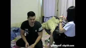 เอานิ้วแหวกหีจนเตอเม็ดแตด จากนั้นก็ทั้งบี้ทั้งเขี่แตดจนมีน้ำออกมาเต็มหีเลยเอาควยเสียบดันเข้าไปง่ายมากมิดด้าม